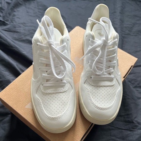 Brand new in box Veja V10 full white size 7 - Picture 2 of 8